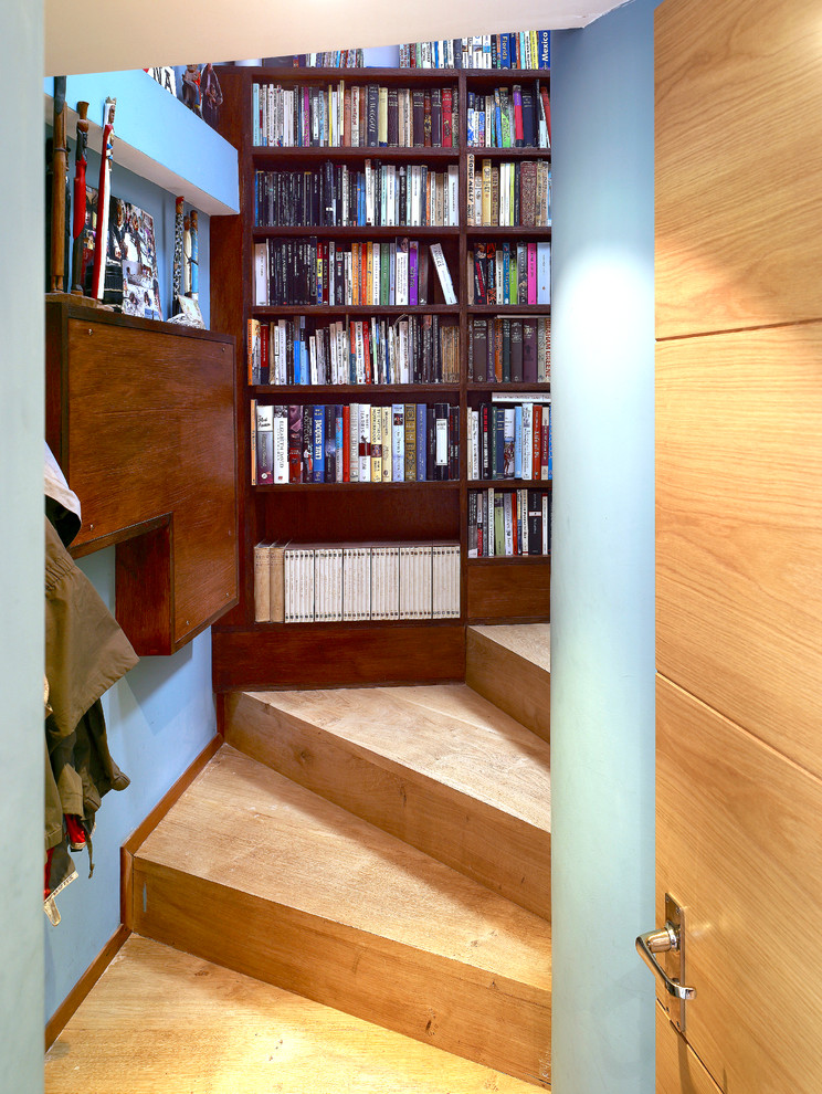 Cette image montre un petit escalier bohème en U avec des marches en bois et des contremarches en bois.