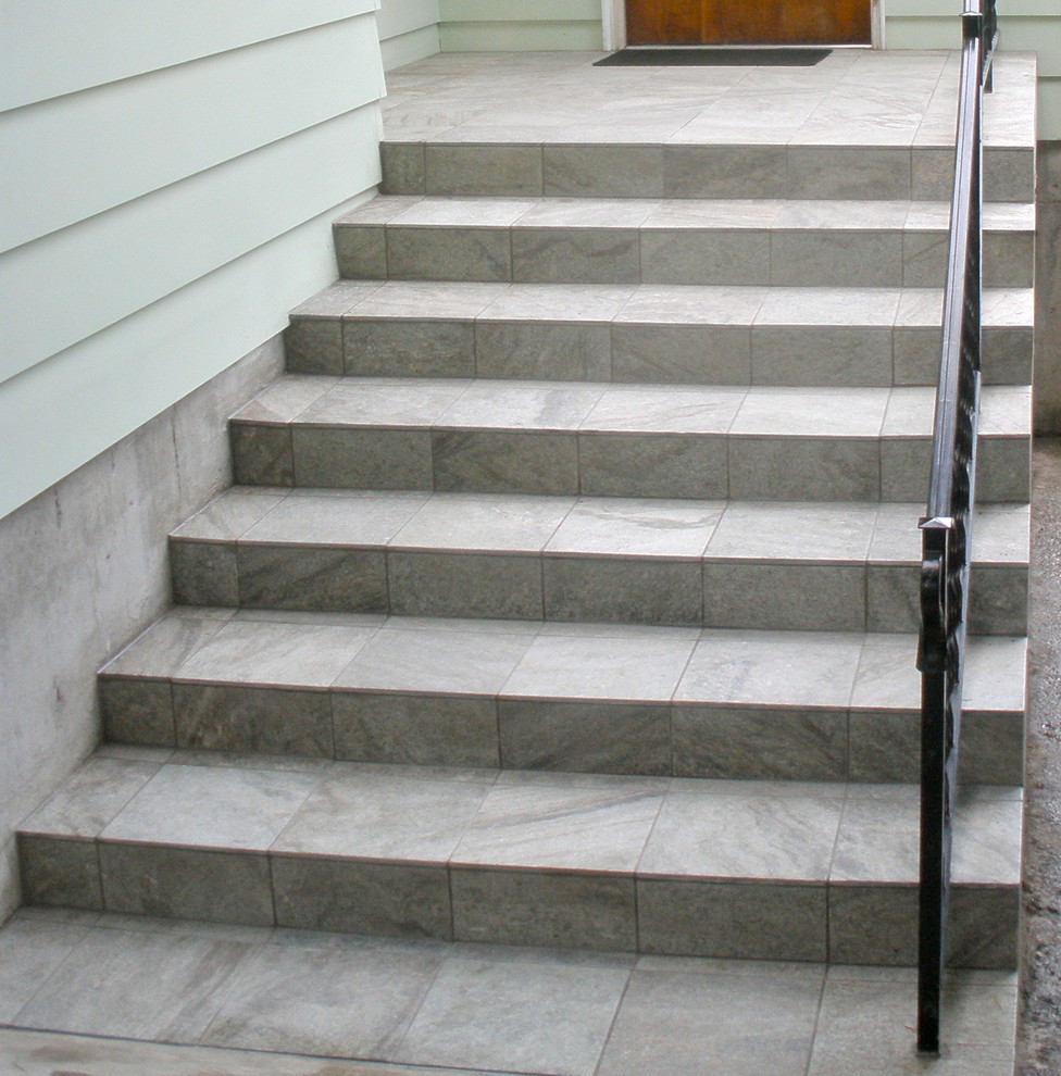 Пример оригинального дизайна: прямая лестница с ступенями из плитки и подступенками из плитки