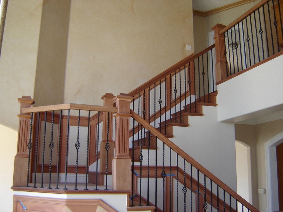 ボイシにあるトラディショナルスタイルのおしゃれな階段の写真