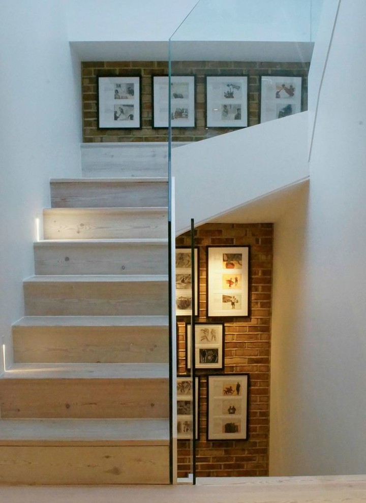 Источник вдохновения для домашнего уюта: п-образная деревянная лестница среднего размера в современном стиле с деревянными ступенями