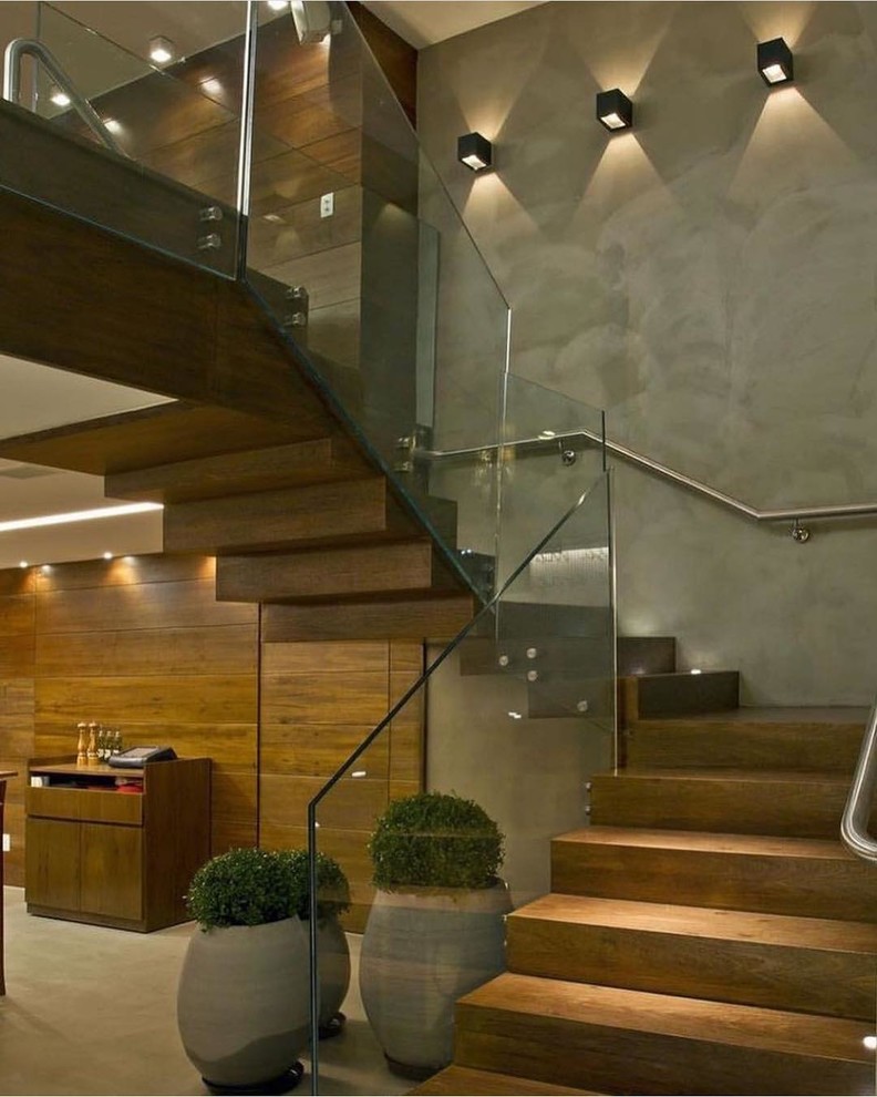 Стильный дизайн: большая деревянная лестница на больцах в современном стиле с деревянными ступенями - последний тренд