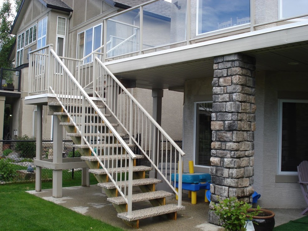 Cette image montre un escalier sans contremarche droit design de taille moyenne avec des marches en bois.