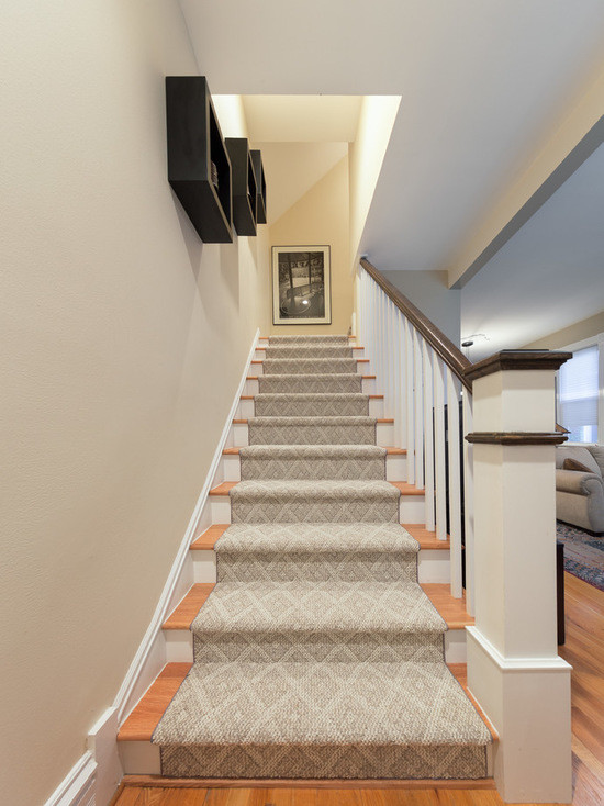 Mittelgroße Moderne Treppe in U-Form mit Teppich-Treppenstufen und gebeizten Holz-Setzstufen in Chicago