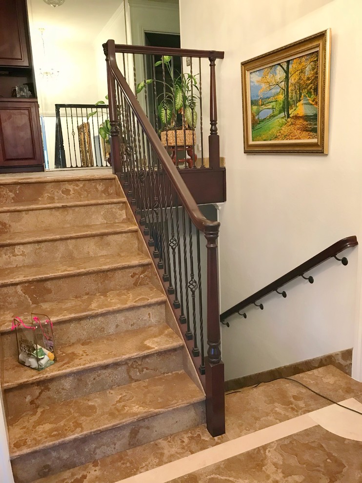 На фото: большая прямая лестница в современном стиле с ступенями из плитки, подступенками из плитки и деревянными перилами с