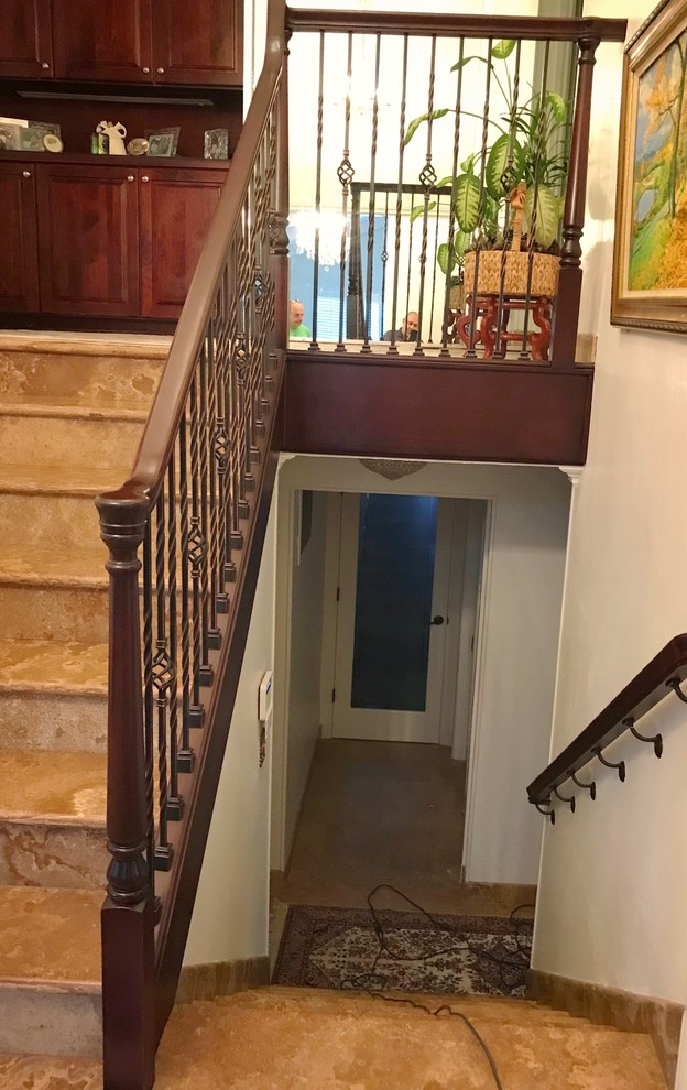 Ejemplo de escalera recta actual grande con escalones con baldosas, contrahuellas con baldosas y/o azulejos y barandilla de madera