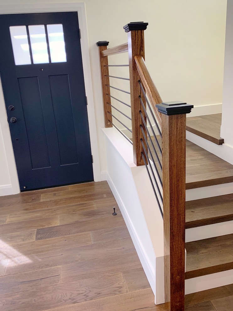 Стильный дизайн: большая прямая лестница в современном стиле с деревянными ступенями, крашенными деревянными подступенками и деревянными перилами - последний тренд