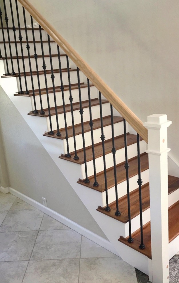 Modelo de escalera recta contemporánea grande con escalones de madera, contrahuellas de madera pintada y barandilla de madera