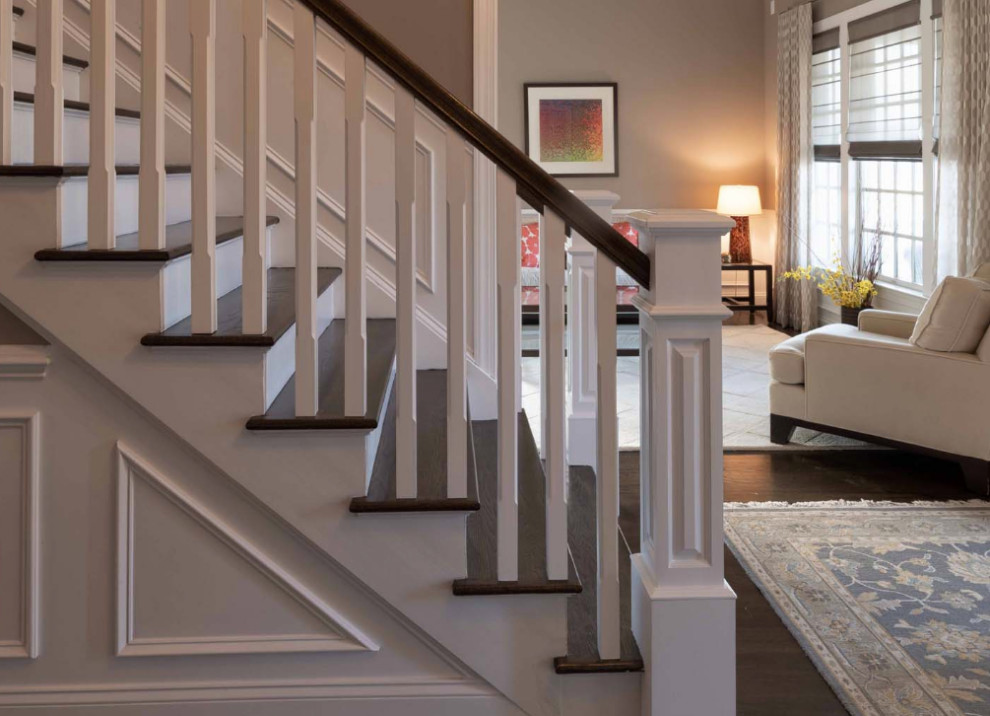 Ejemplo de escalera recta clásica renovada de tamaño medio con escalones de madera, contrahuellas de madera pintada y barandilla de madera
