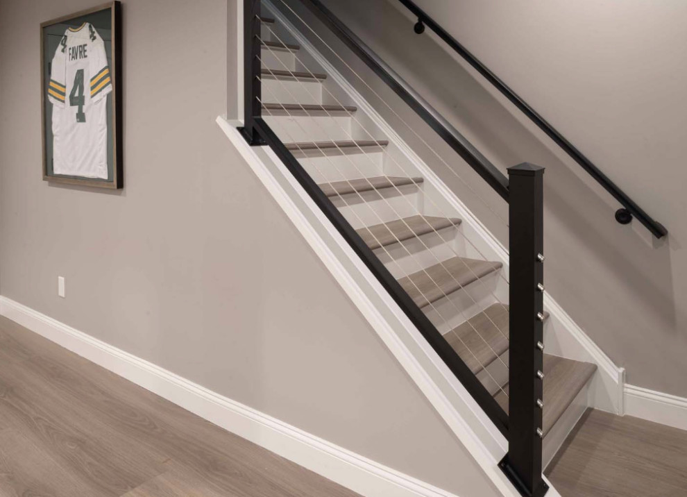 На фото: прямая лестница среднего размера в стиле модернизм с деревянными ступенями, крашенными деревянными подступенками и перилами из тросов