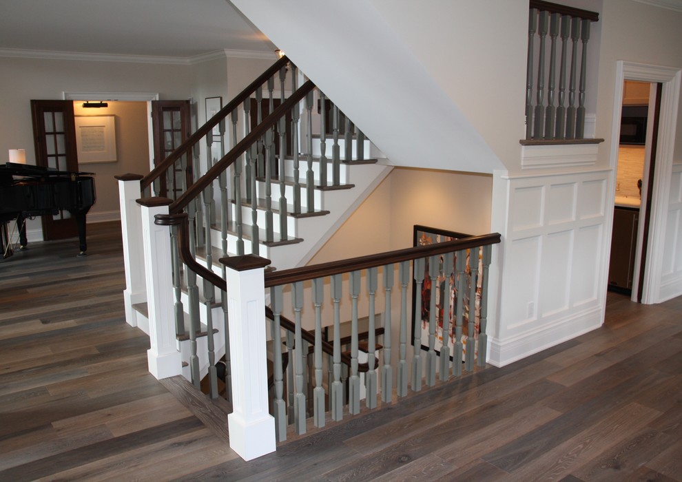 Идея дизайна: п-образная деревянная лестница среднего размера в стиле неоклассика (современная классика) с деревянными ступенями