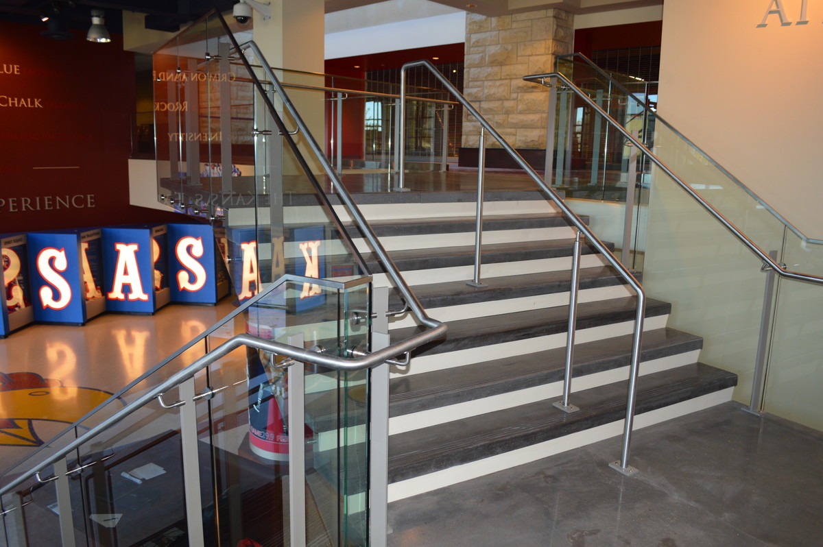 Стильный дизайн: лестница в классическом стиле с бетонными ступенями - последний тренд