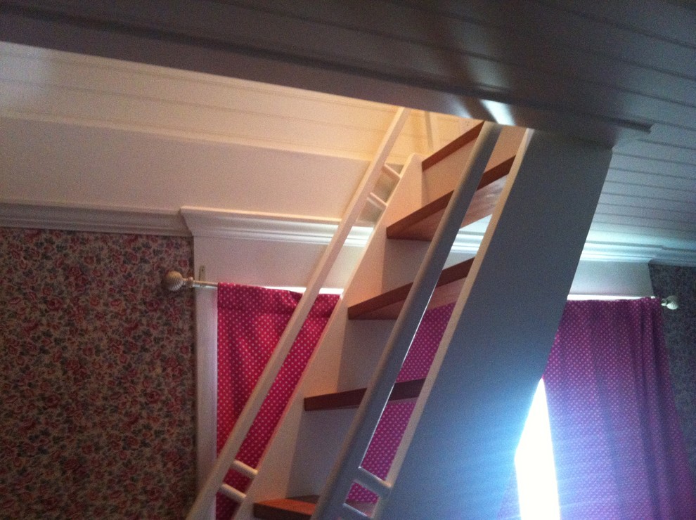 Réalisation d'un petit escalier sans contremarche craftsman avec des marches en bois.