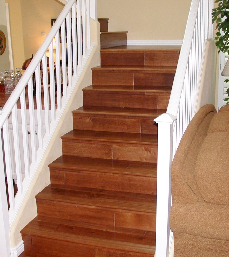 Пример оригинального дизайна: угловая деревянная лестница среднего размера в классическом стиле с деревянными ступенями и деревянными перилами