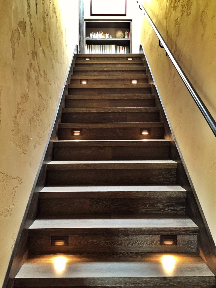 Diseño de escalera en L de estilo americano con escalones de madera y contrahuellas de madera