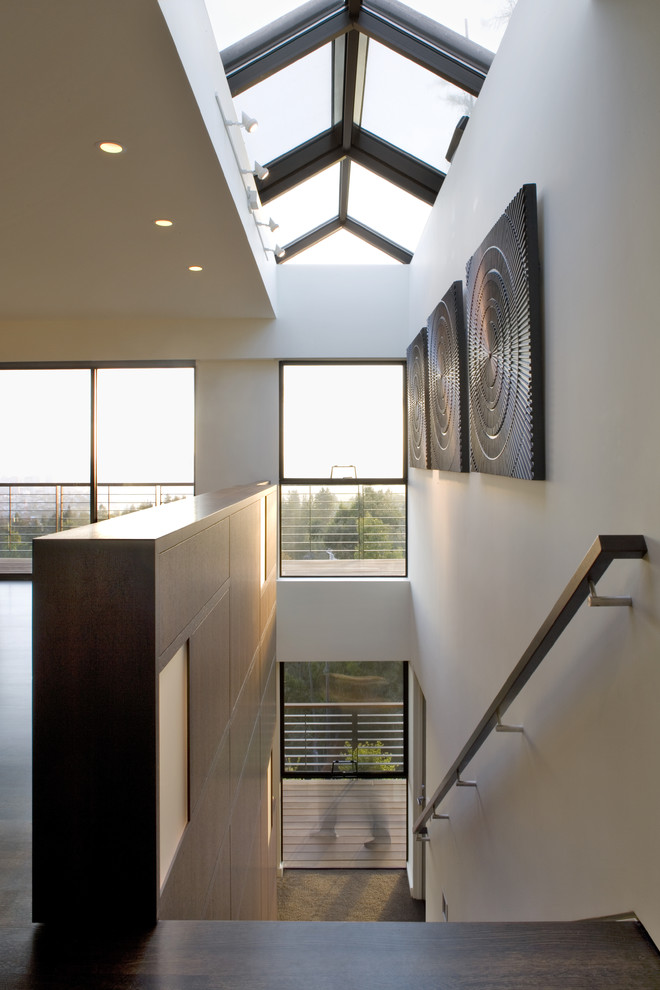 Пример оригинального дизайна: прямая лестница в стиле модернизм