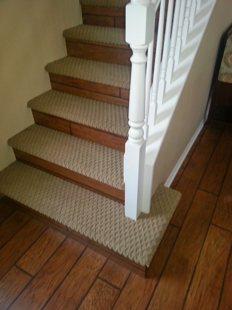 Пример оригинального дизайна: прямая деревянная лестница среднего размера в классическом стиле с ступенями с ковровым покрытием и деревянными перилами