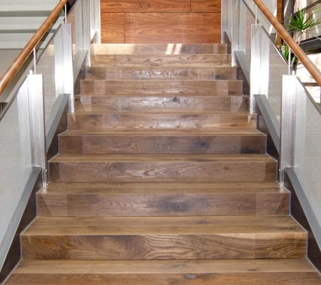 Ejemplo de escalera recta actual de tamaño medio con escalones de madera, contrahuellas de madera y barandilla de vidrio