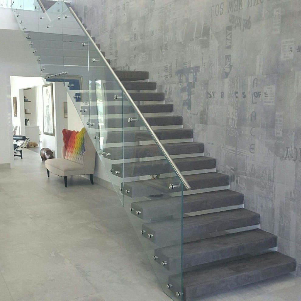 Стильный дизайн: большая бетонная лестница на больцах в современном стиле с бетонными ступенями - последний тренд