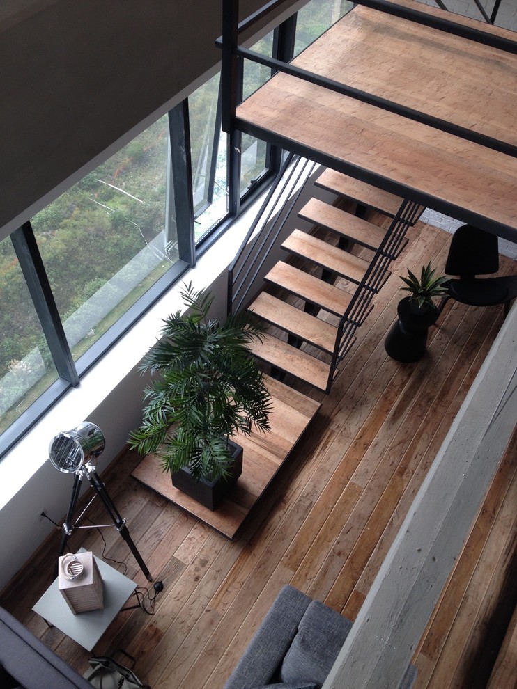 Idéer för att renovera en liten industriell flytande trappa i trä, med sättsteg i metall och räcke i metall