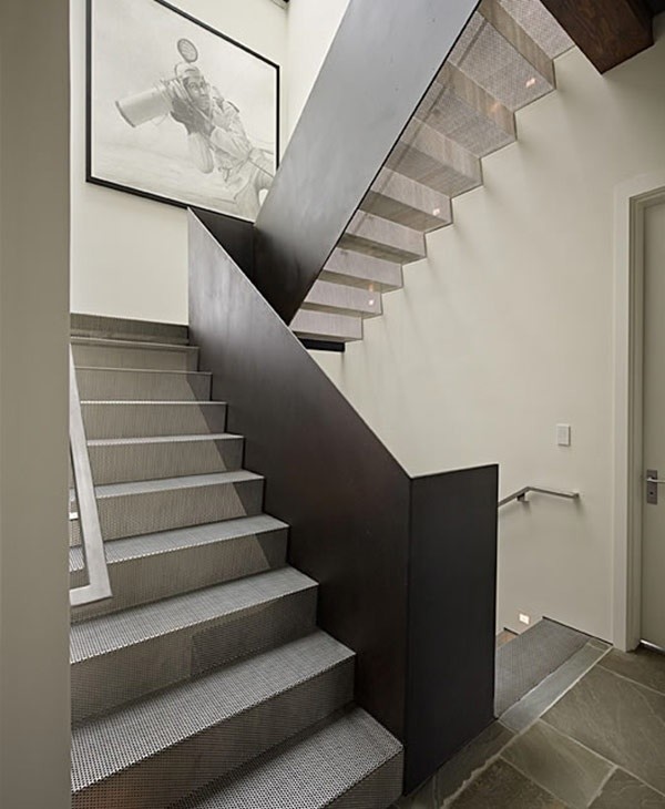 Cette photo montre un escalier moderne en U avec des marches en métal et des contremarches en métal.