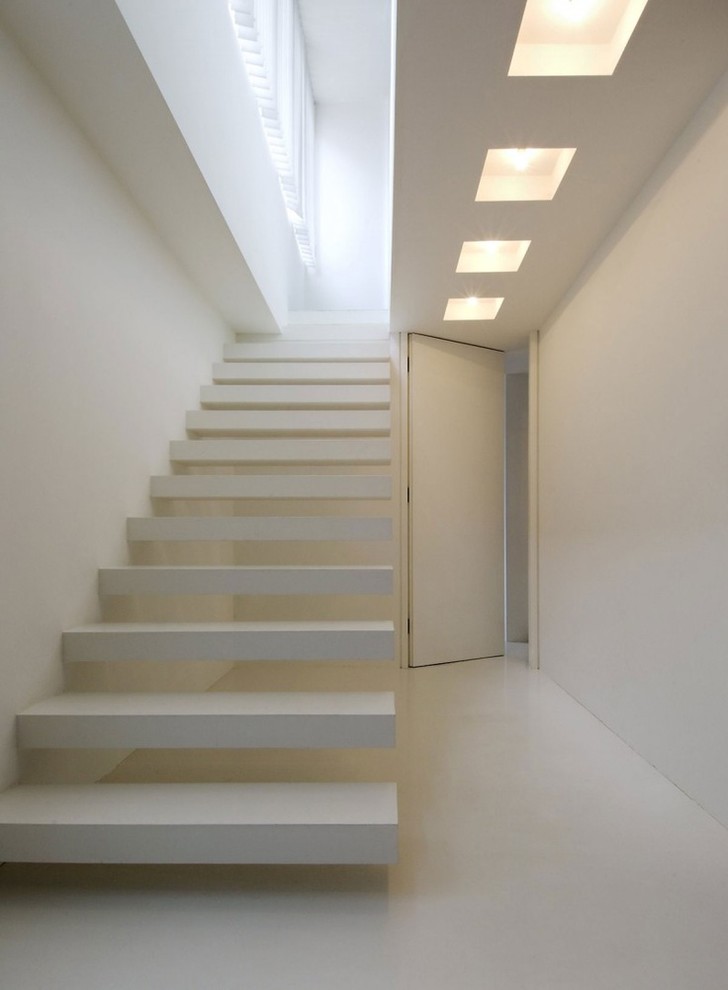 Imagen de escalera suspendida minimalista