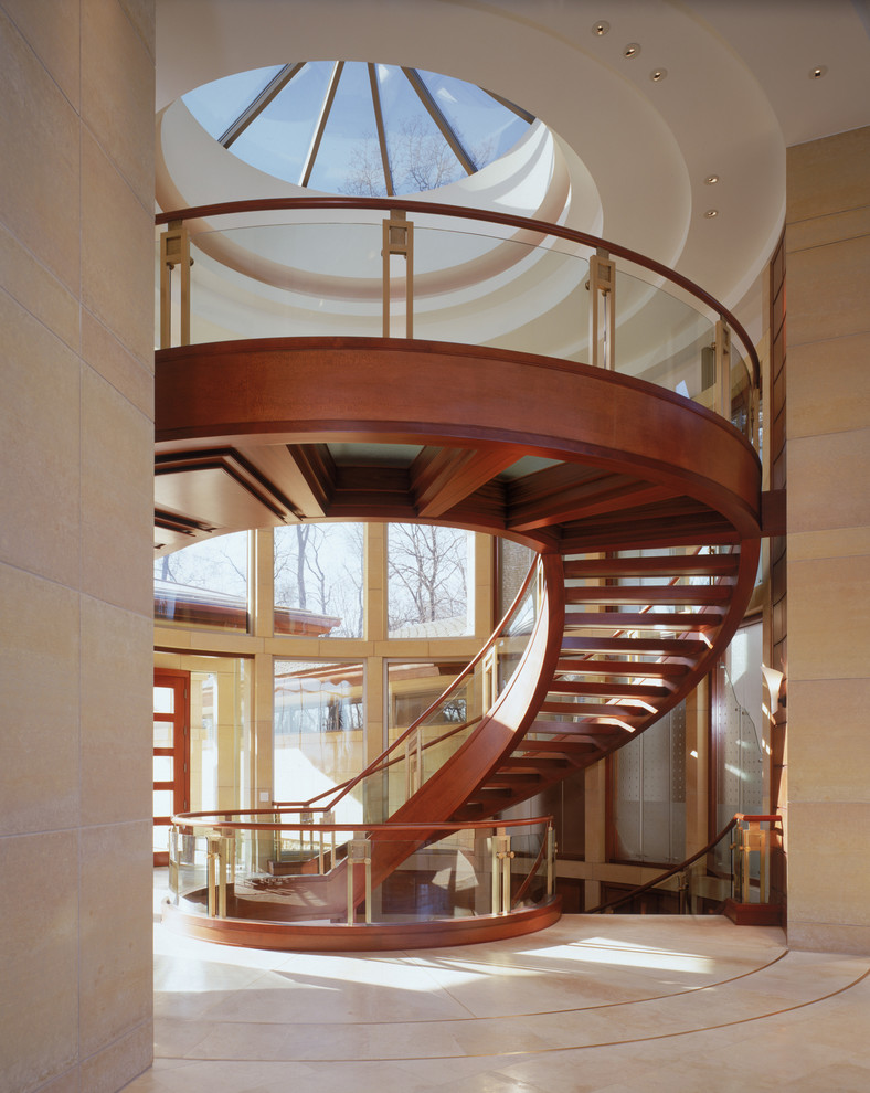Réalisation d'un très grand escalier sans contremarche courbe design avec des marches en bois.