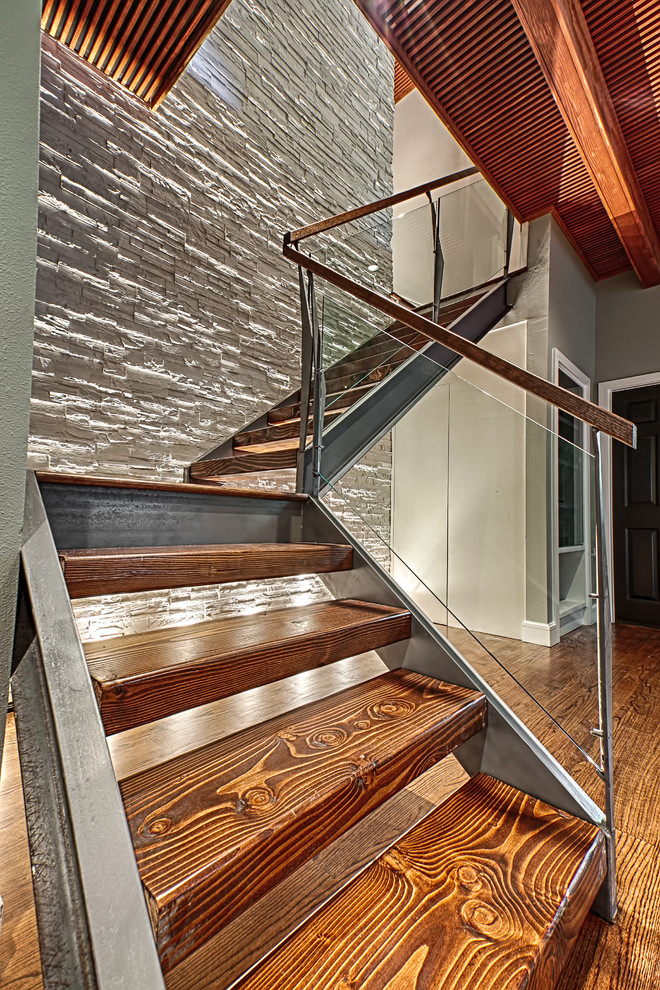 Große Moderne Holztreppe in L-Form mit offenen Setzstufen in New York