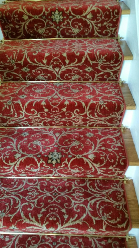 Réalisation d'un escalier courbe tradition de taille moyenne avec des marches en moquette et des contremarches en moquette.