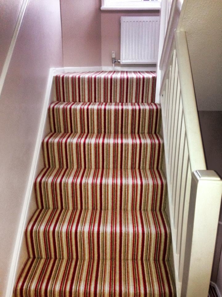 Gerade, Geräumige Moderne Treppe mit Teppich-Treppenstufen und Teppich-Setzstufen in London