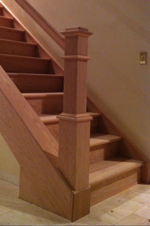 На фото: угловая деревянная лестница среднего размера в классическом стиле с деревянными ступенями