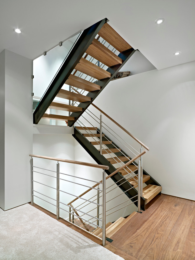 Réalisation d'un escalier minimaliste avec des marches en bois et palier.