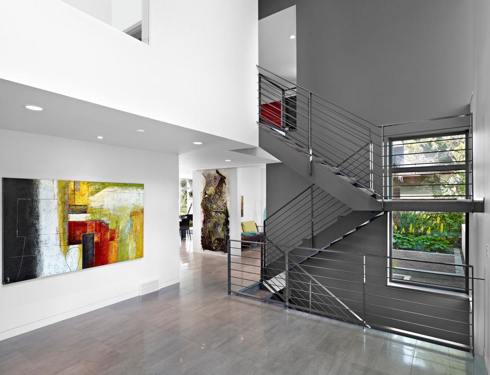Источник вдохновения для домашнего уюта: лестница в стиле модернизм с ступенями с ковровым покрытием без подступенок