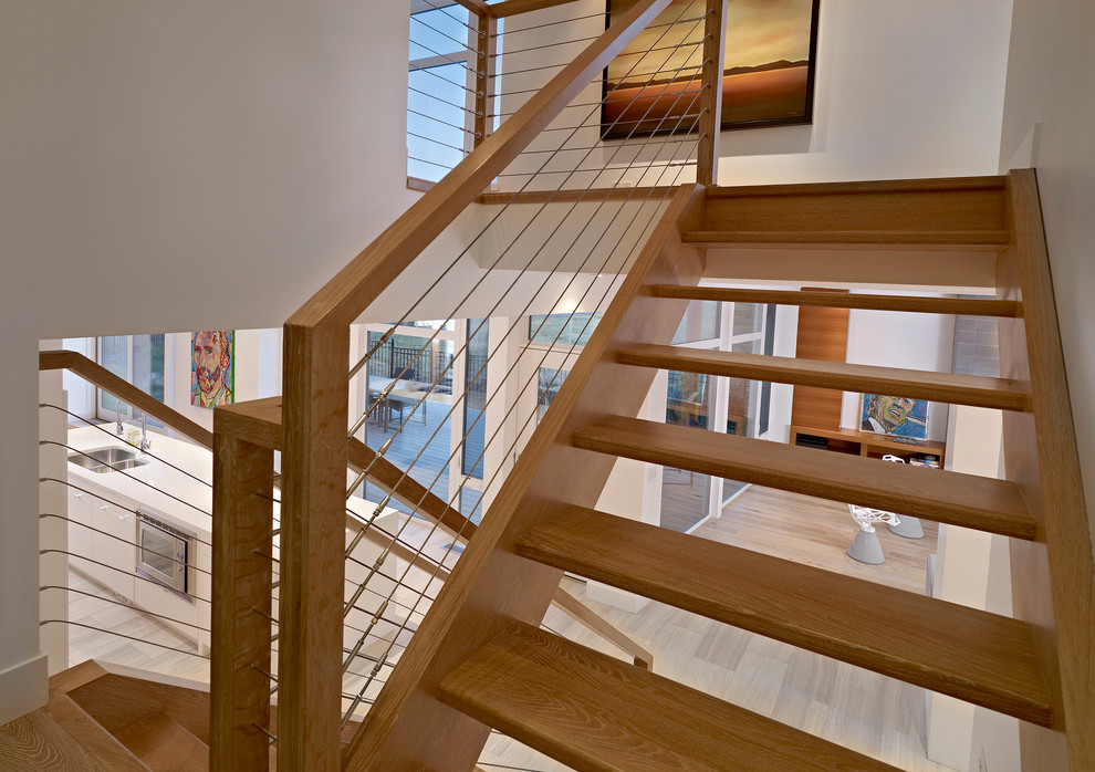 Свежая идея для дизайна: лестница в современном стиле с перилами из тросов без подступенок - отличное фото интерьера