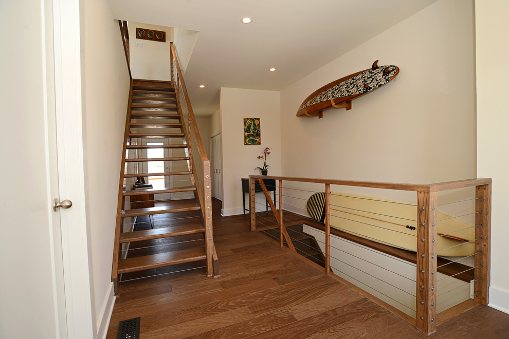 Diseño de escalera recta marinera grande sin contrahuella con escalones de madera