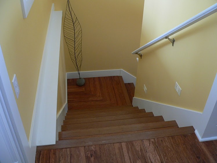 Ejemplo de escalera en L clásica de tamaño medio con escalones de madera y contrahuellas con baldosas y/o azulejos