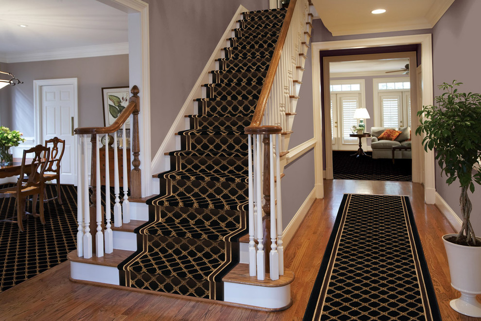 Ejemplo de escalera recta clásica de tamaño medio con escalones de madera, contrahuellas de madera pintada y barandilla de madera