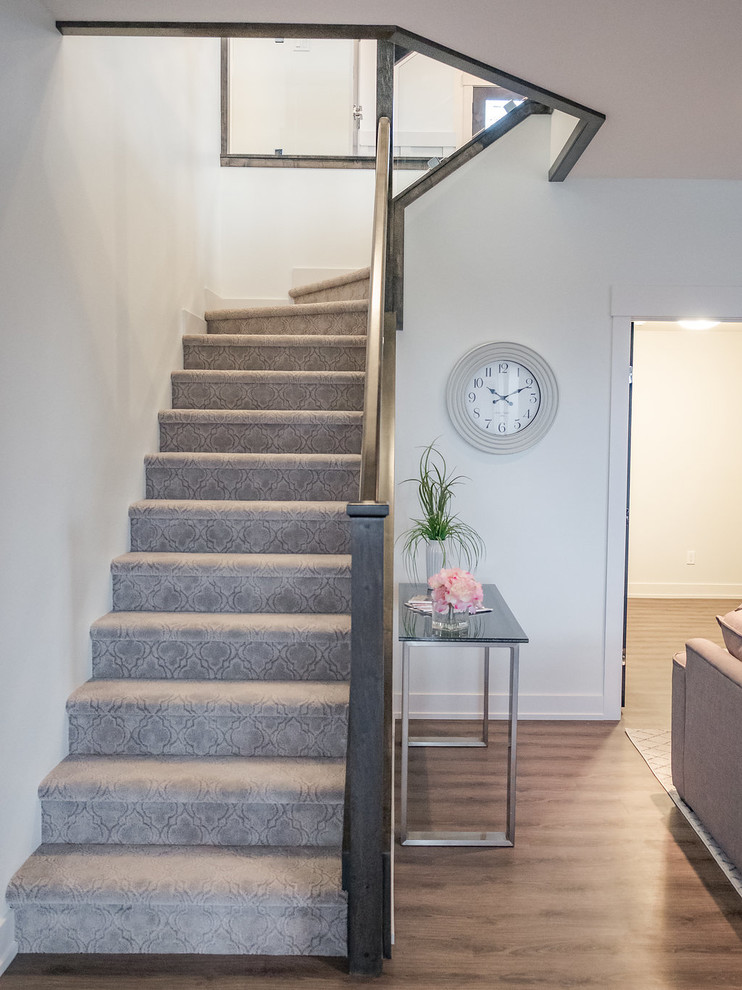 Свежая идея для дизайна: угловая лестница среднего размера в стиле шебби-шик с ступенями с ковровым покрытием, ковровыми подступенками и стеклянными перилами - отличное фото интерьера