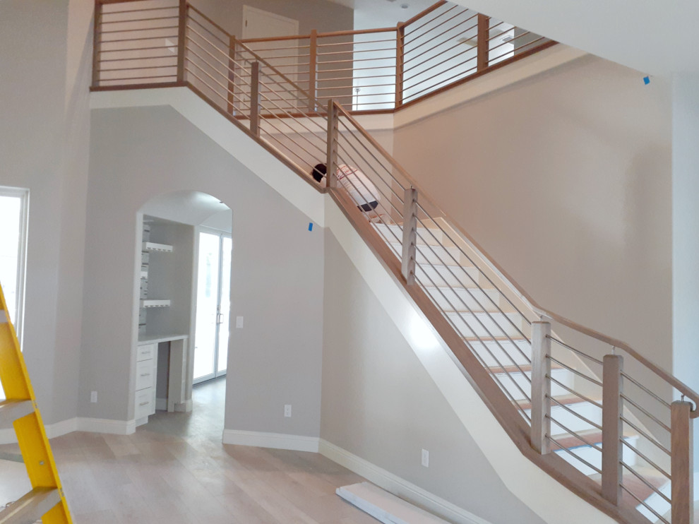 Стильный дизайн: большая прямая деревянная лестница с перилами из смешанных материалов - последний тренд