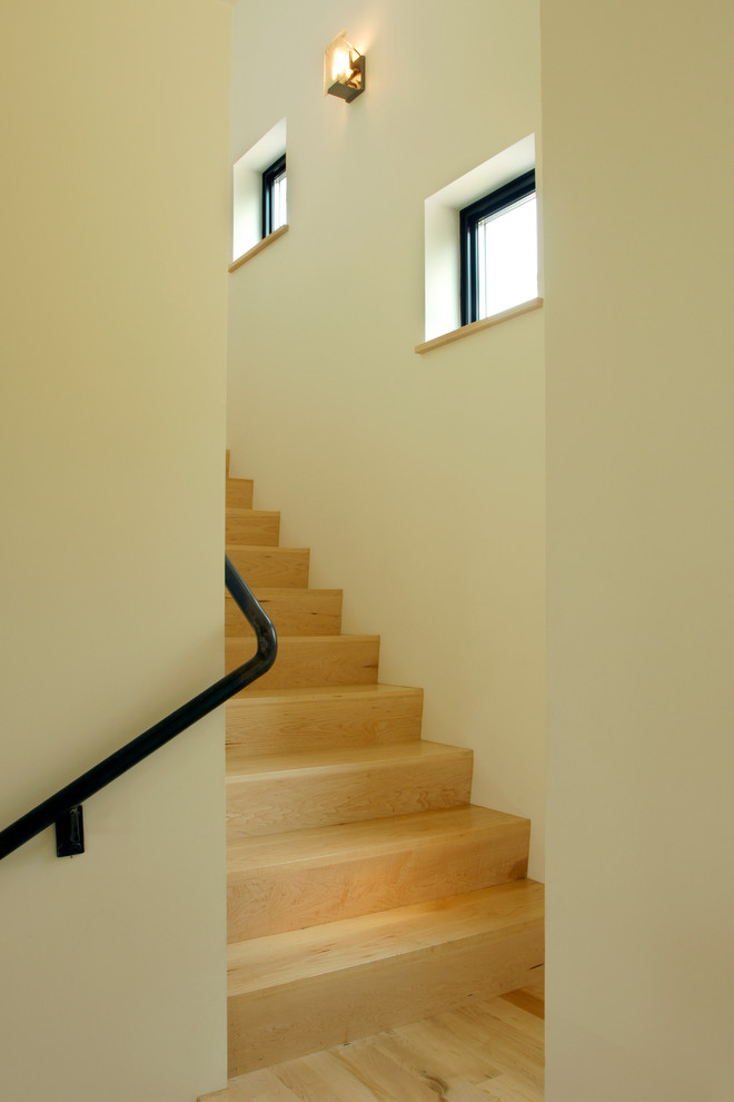 Diseño de escalera en L moderna pequeña con escalones de madera y contrahuellas de madera