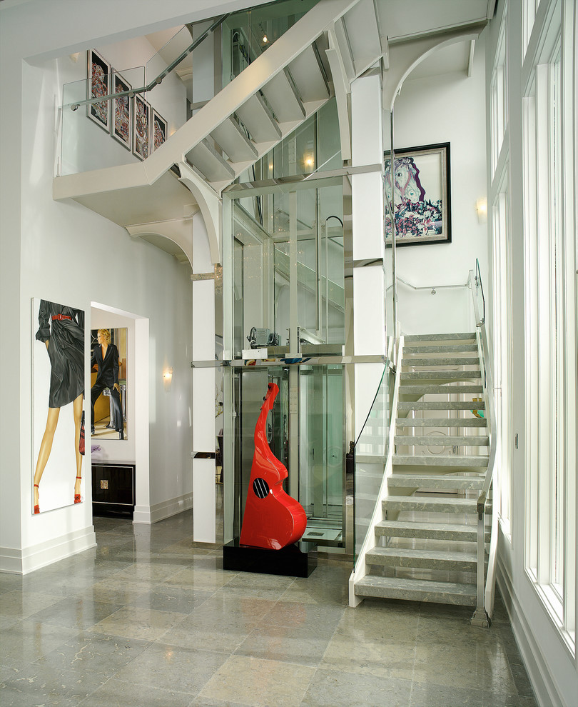 На фото: большая п-образная лестница в современном стиле с мраморными ступенями без подступенок с