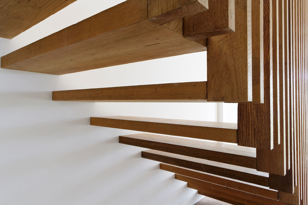 Идея дизайна: деревянная лестница на больцах, среднего размера в современном стиле с деревянными ступенями и деревянными перилами