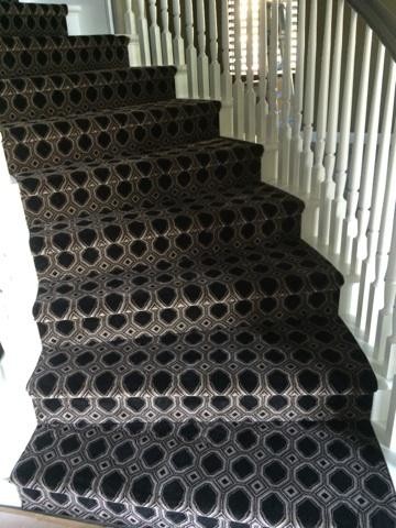 Идея дизайна: маленькая изогнутая лестница в современном стиле с ступенями с ковровым покрытием и ковровыми подступенками для на участке и в саду