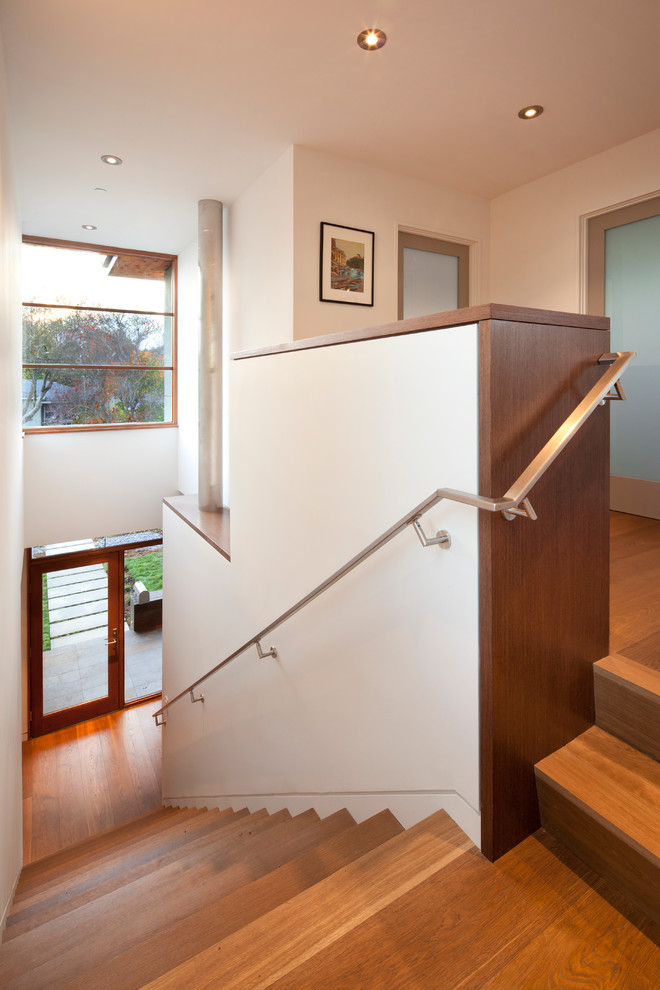 Diseño de escalera recta contemporánea de tamaño medio con escalones de madera, contrahuellas de madera y barandilla de metal