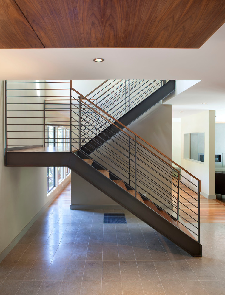 Источник вдохновения для домашнего уюта: п-образная лестница в современном стиле с деревянными ступенями