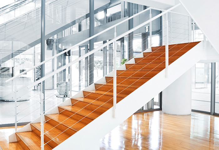 Foto de escalera recta minimalista de tamaño medio con escalones de madera y contrahuellas de madera