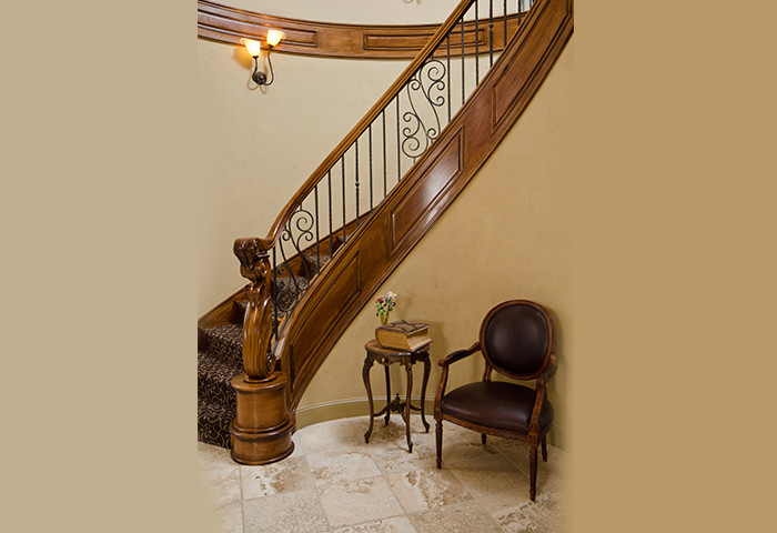 Idée de décoration pour un escalier courbe victorien de taille moyenne avec des marches en bois et des contremarches en bois.