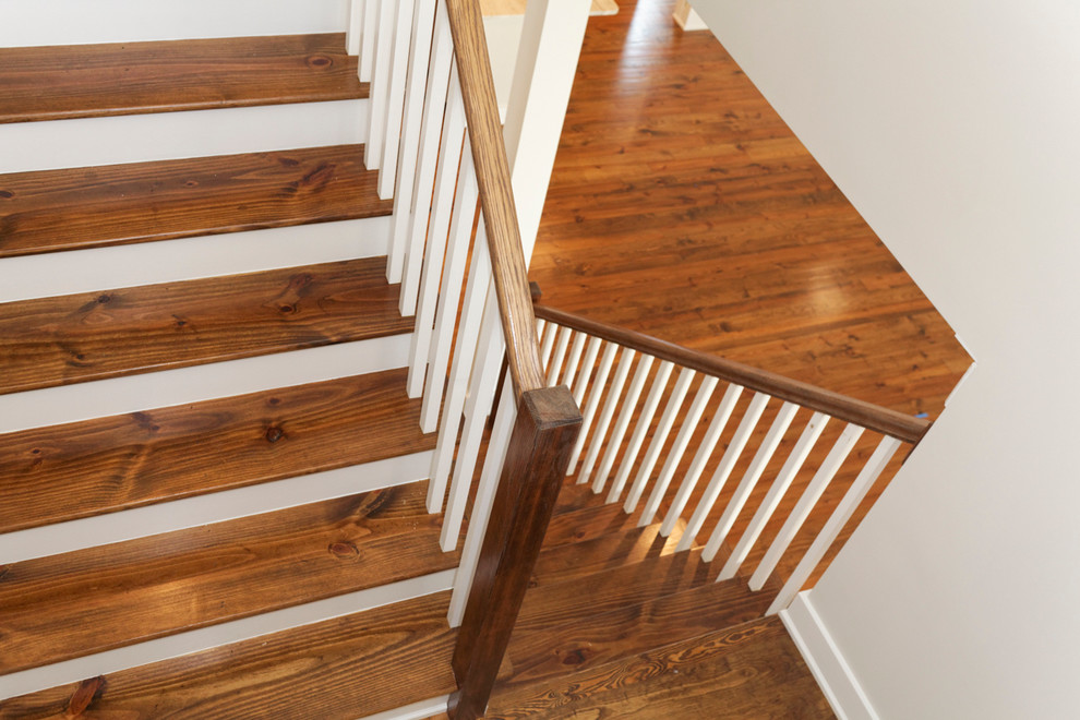 Diseño de escalera en U campestre de tamaño medio con escalones de madera y contrahuellas de madera