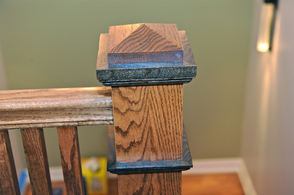Immagine di una scala a "L" design di medie dimensioni con pedata in legno e alzata in legno verniciato