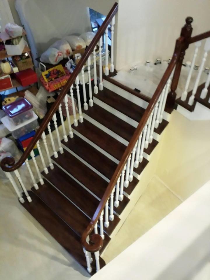 Cette photo montre un escalier droit de taille moyenne avec des marches en bois peint.