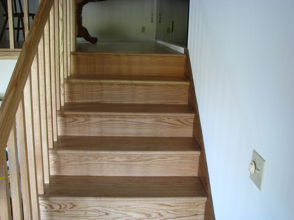 На фото: прямая деревянная лестница среднего размера в стиле рустика с деревянными ступенями
